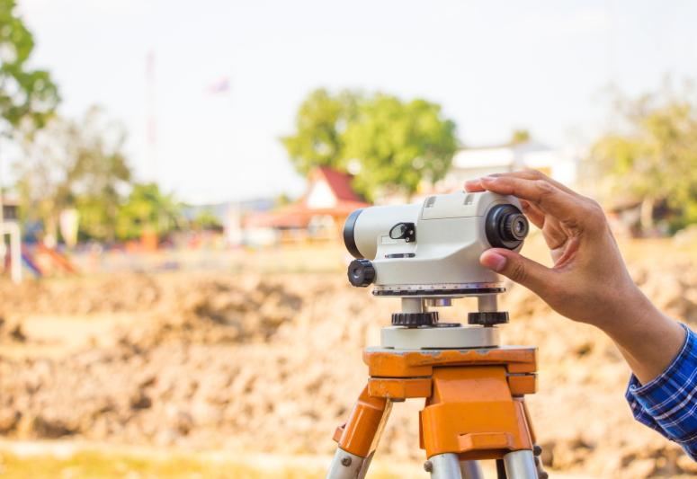 Surveying tool for topographic surveys